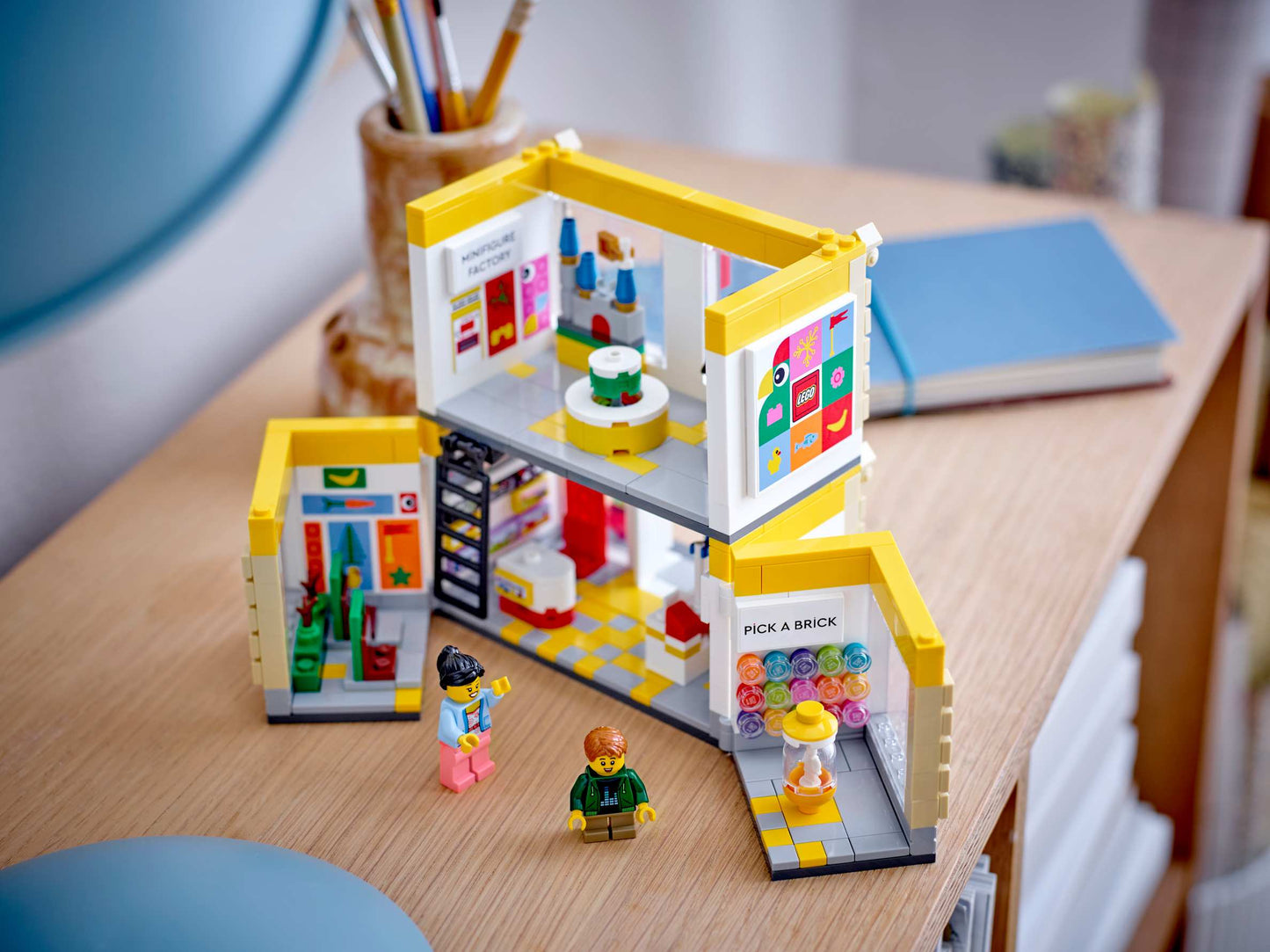 LEGO Exclusives:  LEGO® Brand Store 40574
