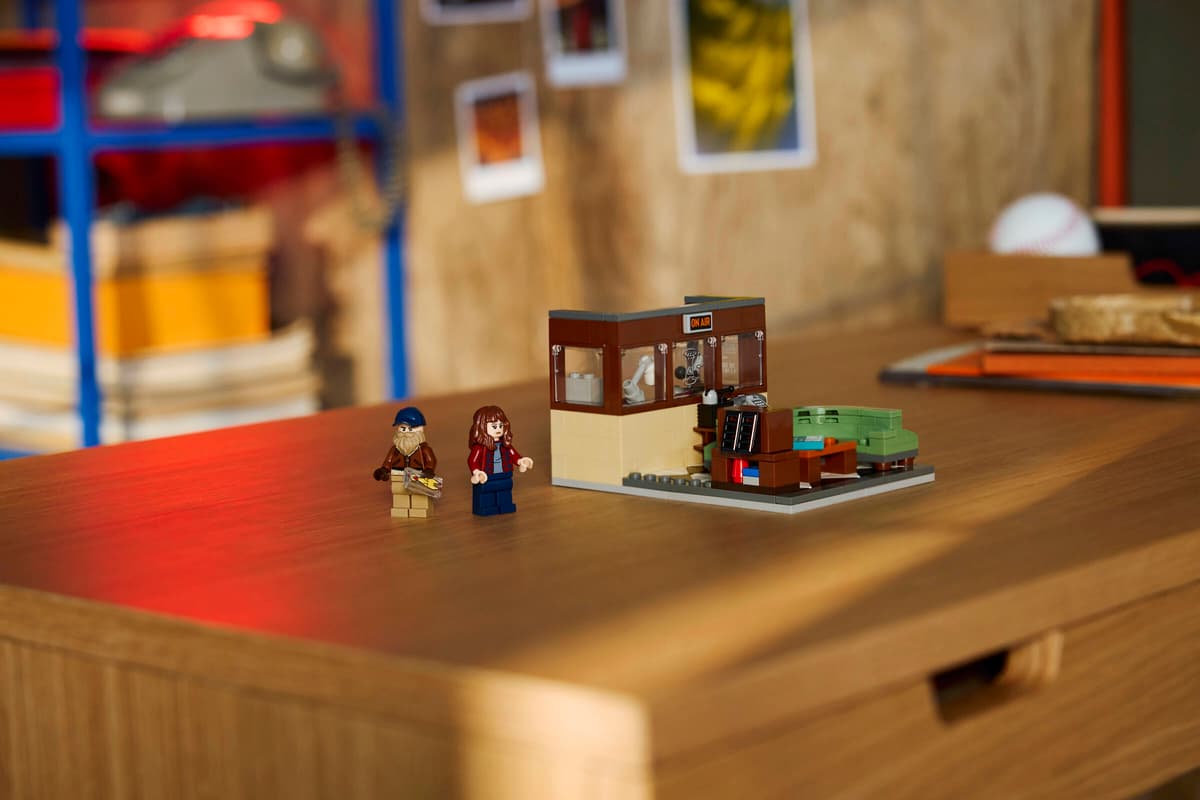 LEGO Exclusives:  Stranger Things: WSQK Radio Station 40891